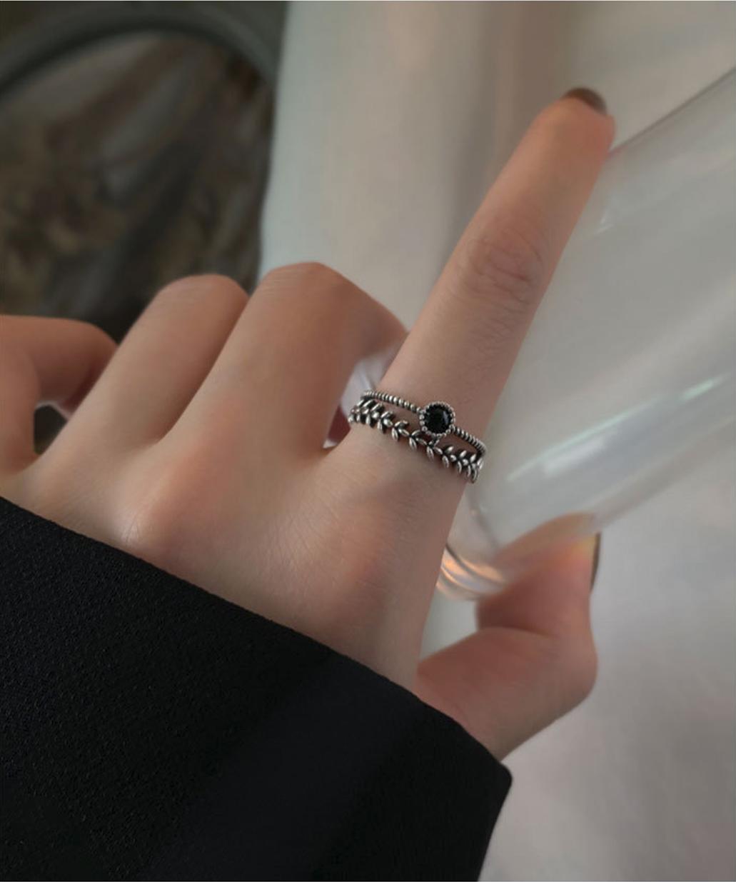 S925 Sterling Silver Black Cubic Zirconia Leaf Ring for Women, a Unique and Stylish Design, Perfect for the Index Finger with Fashionable and Individualistic Appeal