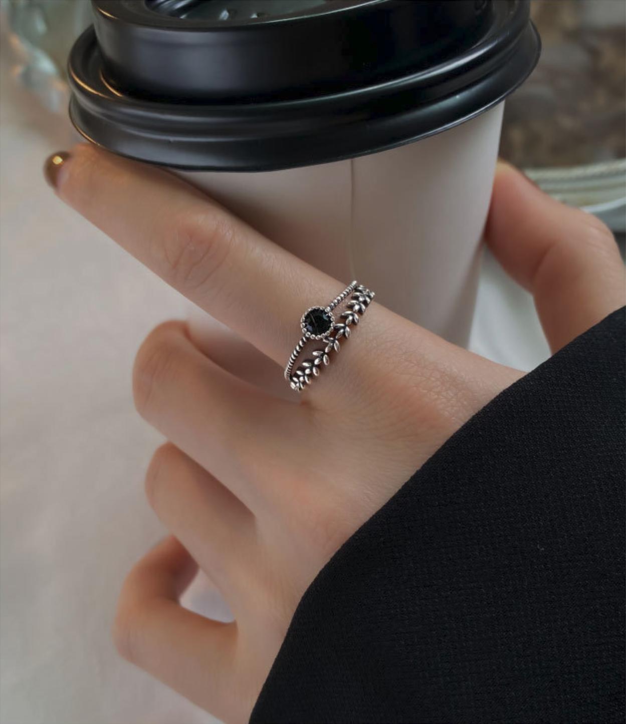 S925 Sterling Silver Black Cubic Zirconia Leaf Ring for Women, a Unique and Stylish Design, Perfect for the Index Finger with Fashionable and Individualistic Appeal