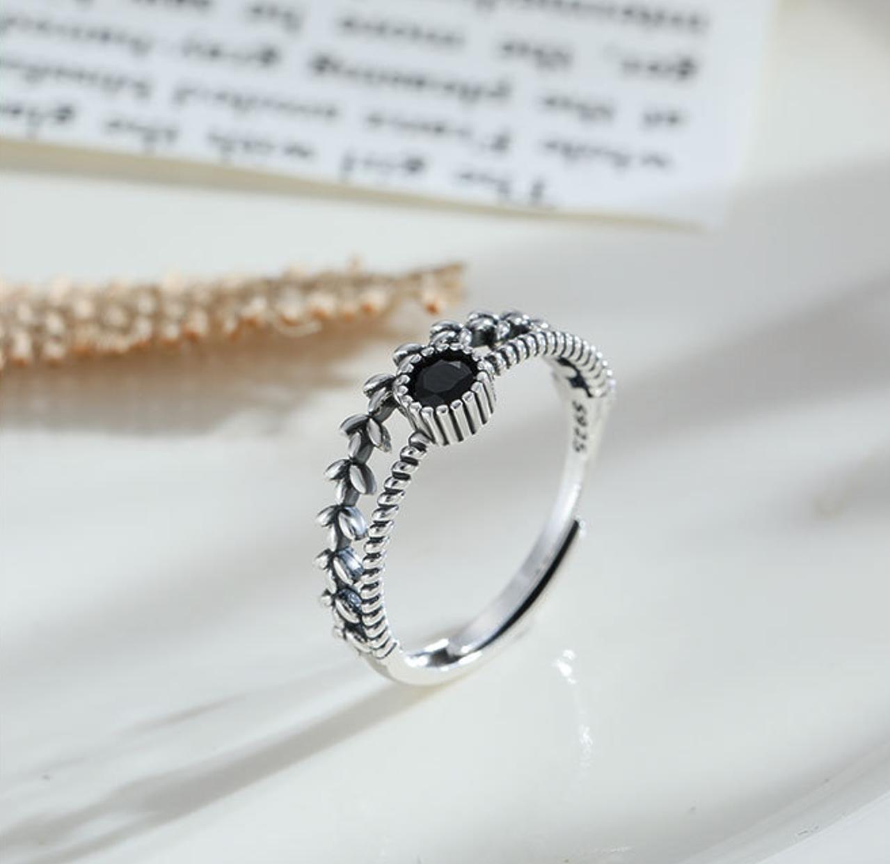 S925 Sterling Silver Black Cubic Zirconia Leaf Ring for Women, a Unique and Stylish Design, Perfect for the Index Finger with Fashionable and Individualistic Appeal
